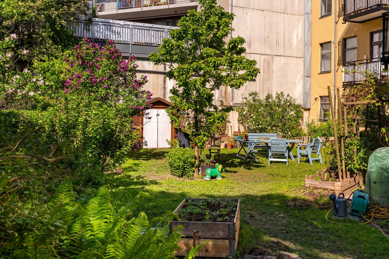 Sosiale gårdsrom som skaper et attraktivt og levende bomiljø for beboerne i borettslaget. Galleribilde