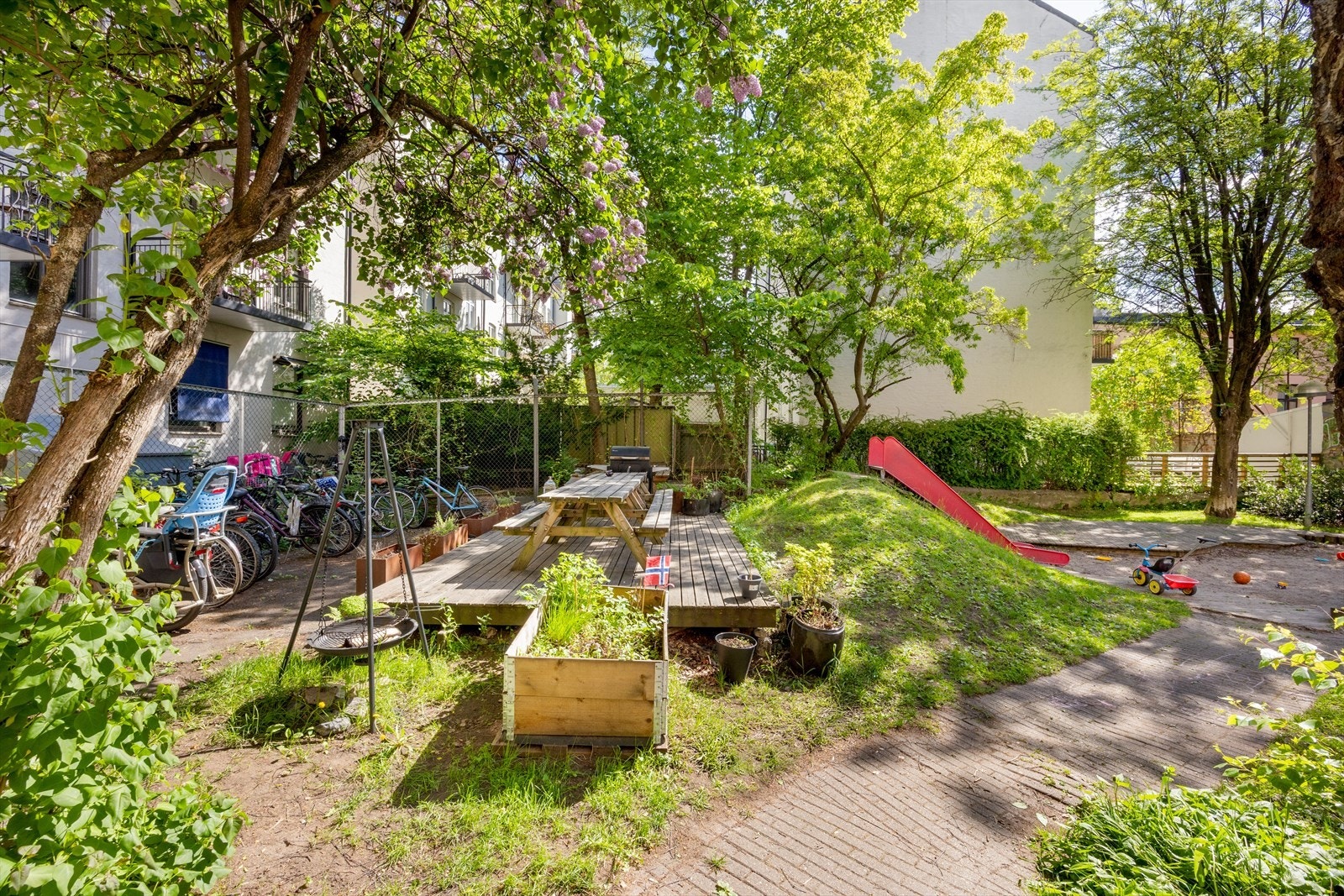 Fellesarealene er utstyrt med sittegrupper og sykkelparkering. Galleribilde