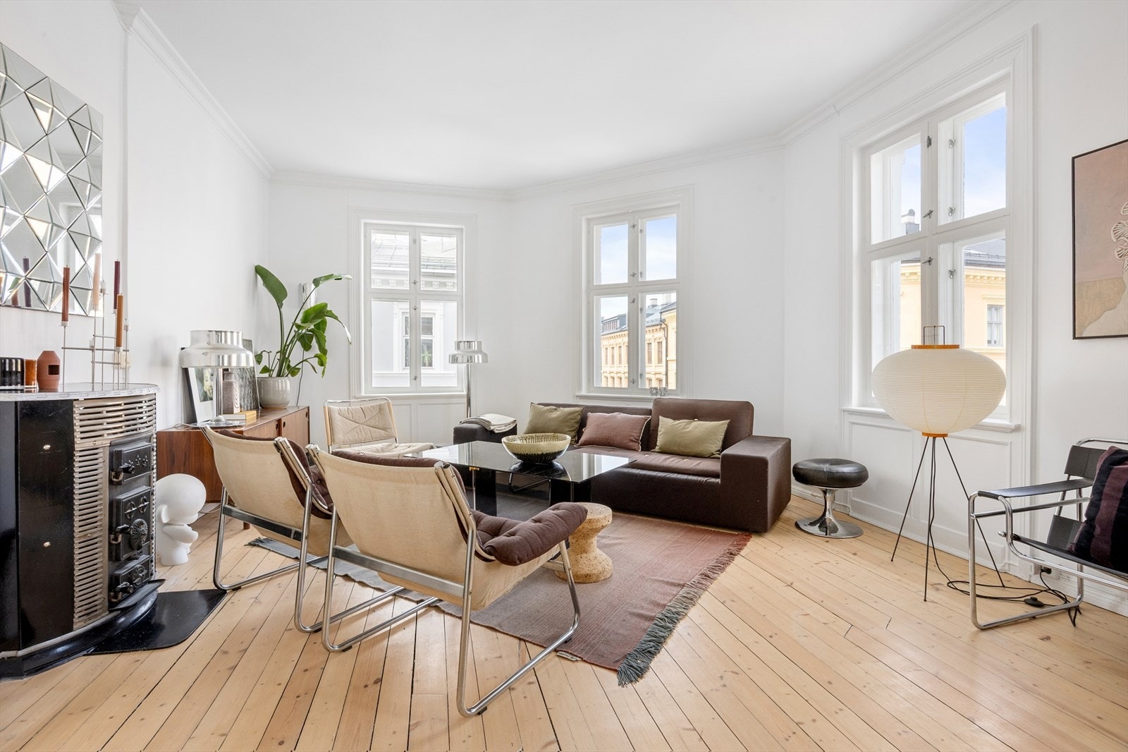 Leiligheten har en sjenerøs takhøyde på 2,95 meter, originale tregulv og store vinduer som preger de klassiske bygårdene. Galleribilde