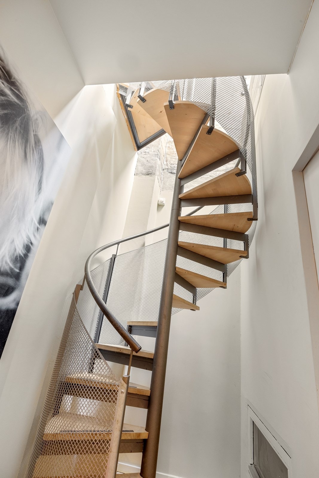 Den plassbygde trappen er et skulpturelt element som forbinder de to planene. Galleribilde