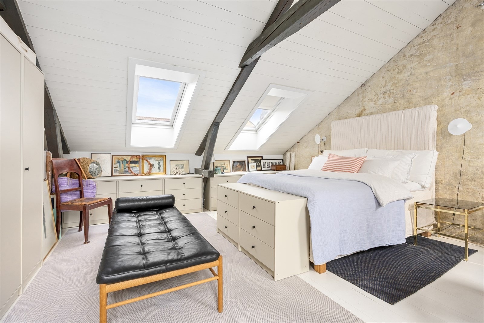 Velux-takvinduer med tolags glass slipper inn rikelig med lys og gir en luftig følelse. Galleribilde