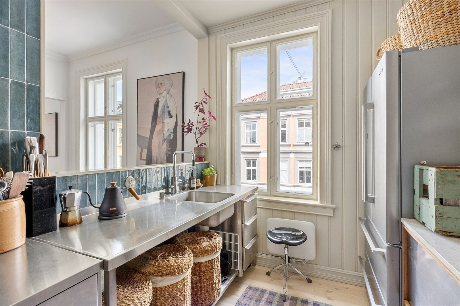 Innredningen har en heldekkende, sveiset stålbenk med integrert kum, samt en benkeplate i stein. Galleribilde