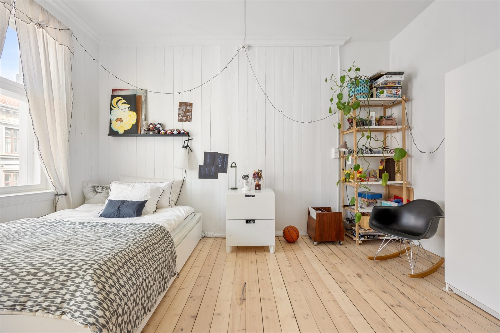 Rommet har god plass til seng og oppbevaringsmøbler. Galleribilde