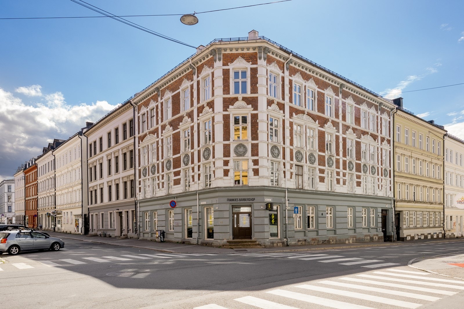 Beliggende sentralt på Grünerløkka, med gangavstand til butikker, kafeer og Birkelunden trikkeholdeplass. Galleribilde