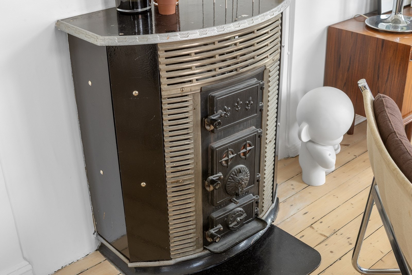 I stuen står en kamin fra byggeåret, klargjort for koks- eller vedfyring. Galleribilde