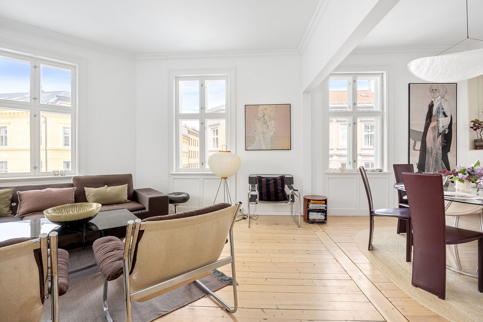 Her er det en åpen løsning mot spisestuen, som skaper en sosial og luftig sone. Galleribilde