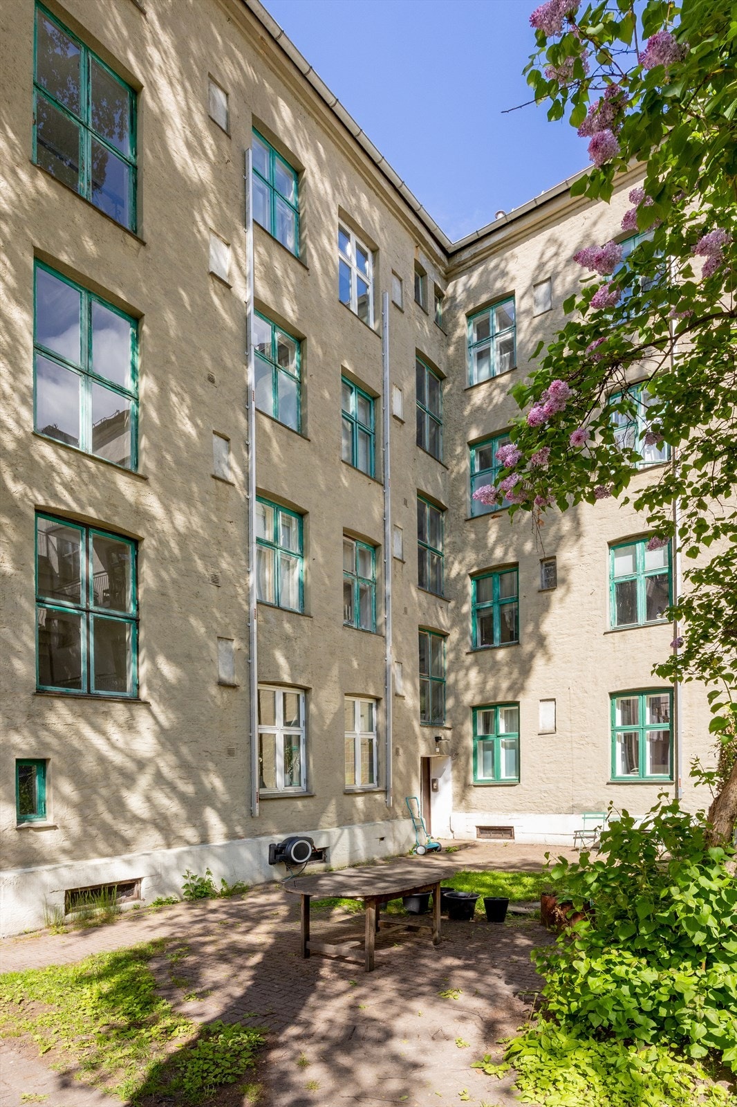 Den vakre bygården er fra 1892 og har en fasade med puss og teglforblending. Galleribilde