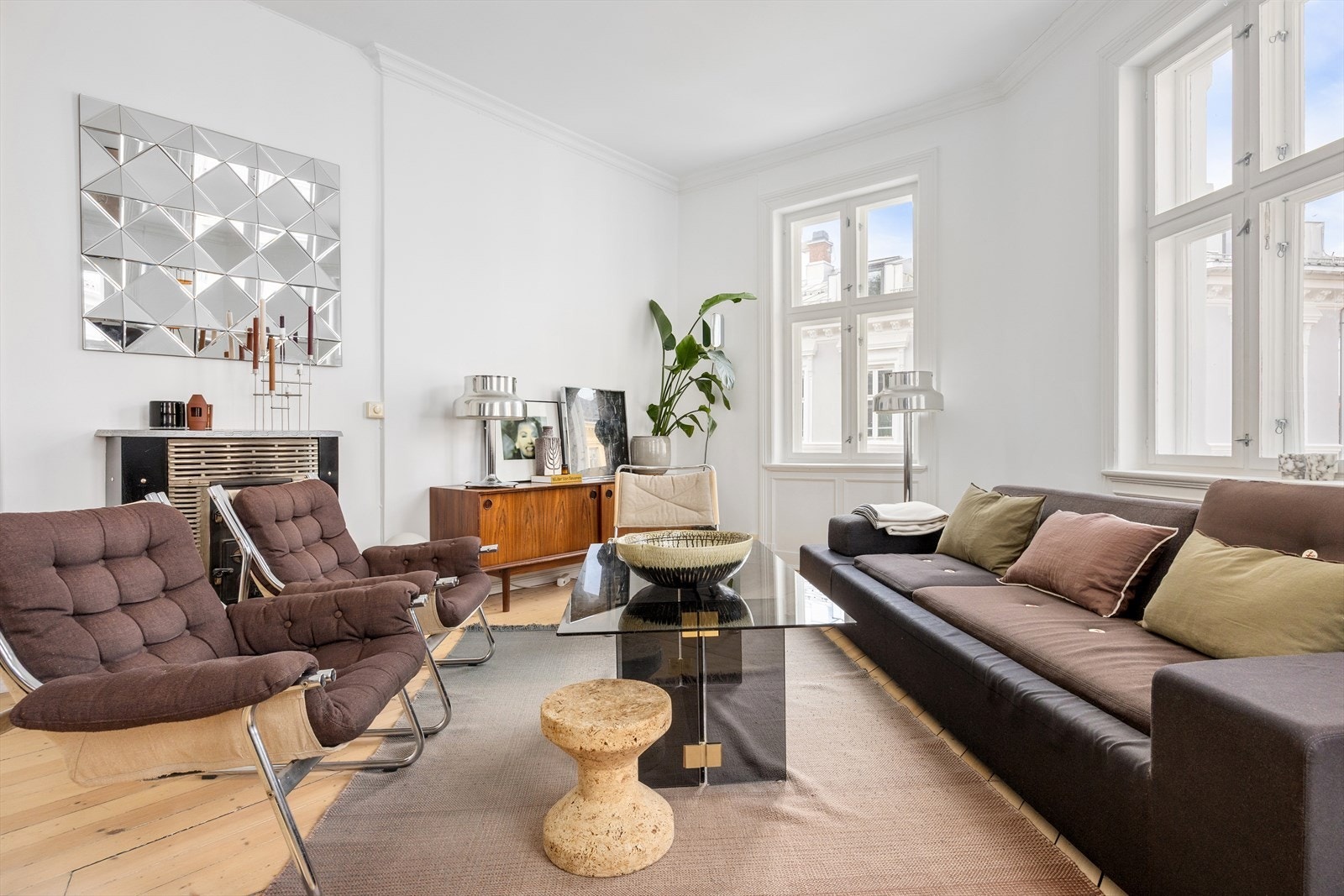 Den lyse stuen har god plass til en romslig sofagruppe og møblement, med en fleksibel planløsning. Galleribilde