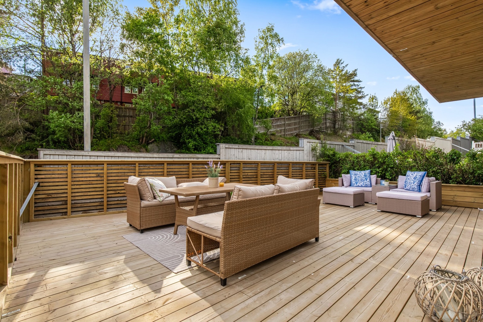 En drøm av en terrasse med nye terrassebord og rekkverk Galleribilde