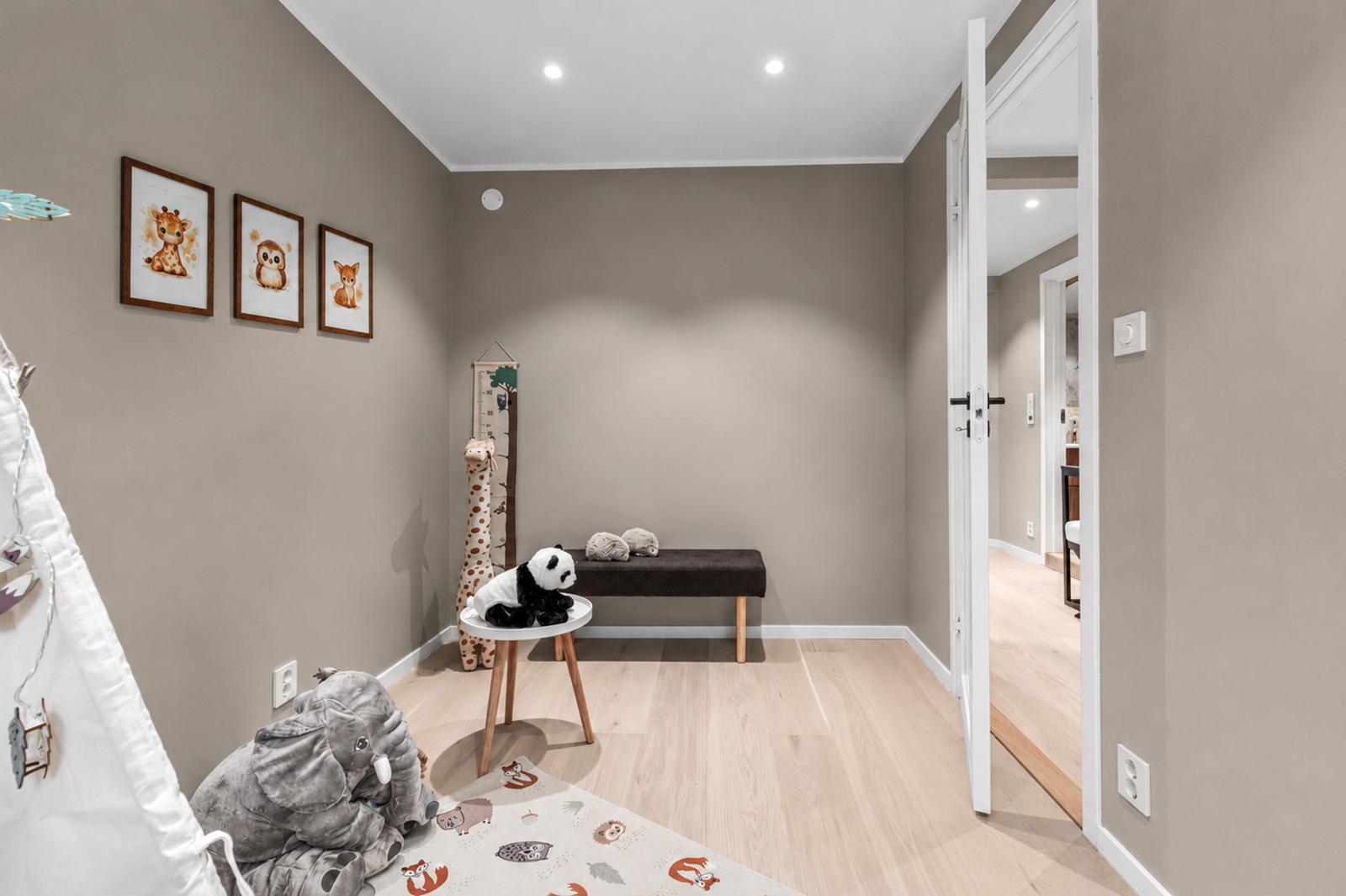 Det er plass til seng, lekeområde og kommodeløsninger Galleribilde