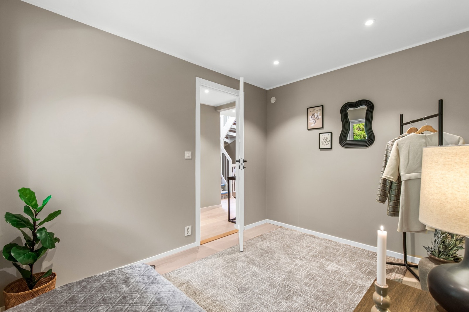 Det er downlights i himling i samtlige soverom og 1-stavs parkettgulv i alle rom! Galleribilde