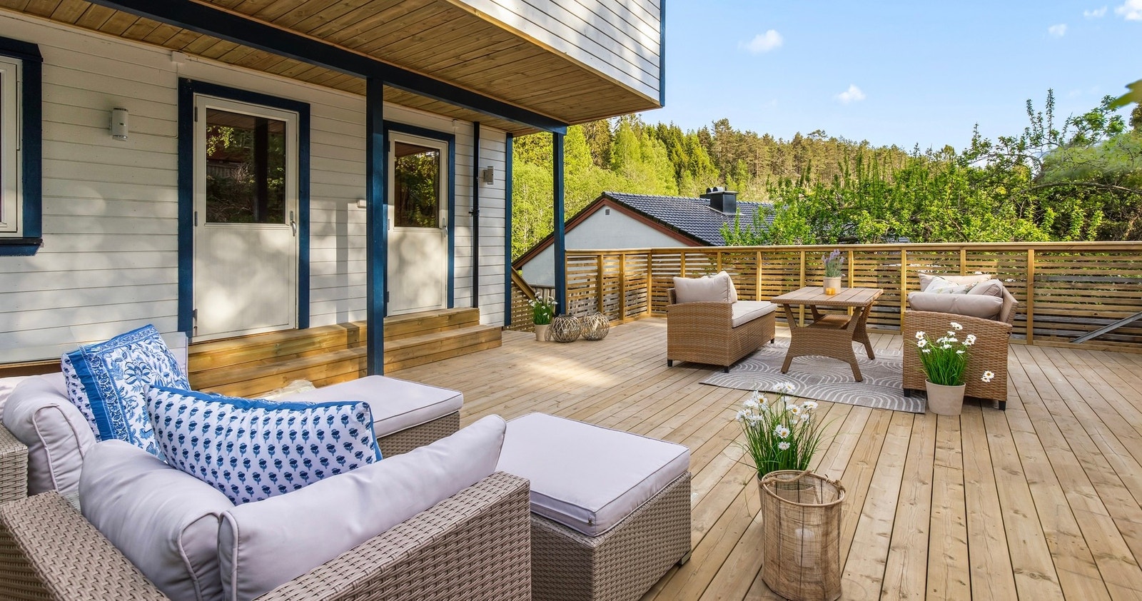 Ny sydvestvendt terrasseplatting på hele 46kvm med masse av plass til hygge og utemøbler Galleribilde
