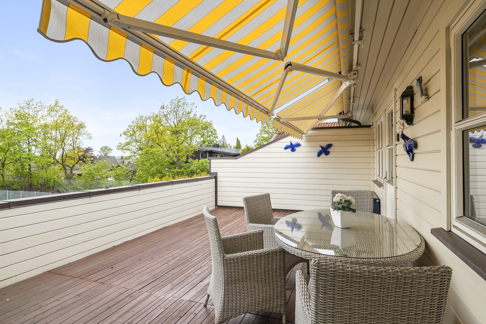 Stor og solrik terrasse på hele ca. 27 kvm med utgang fra både stue og soverom Galleribilde