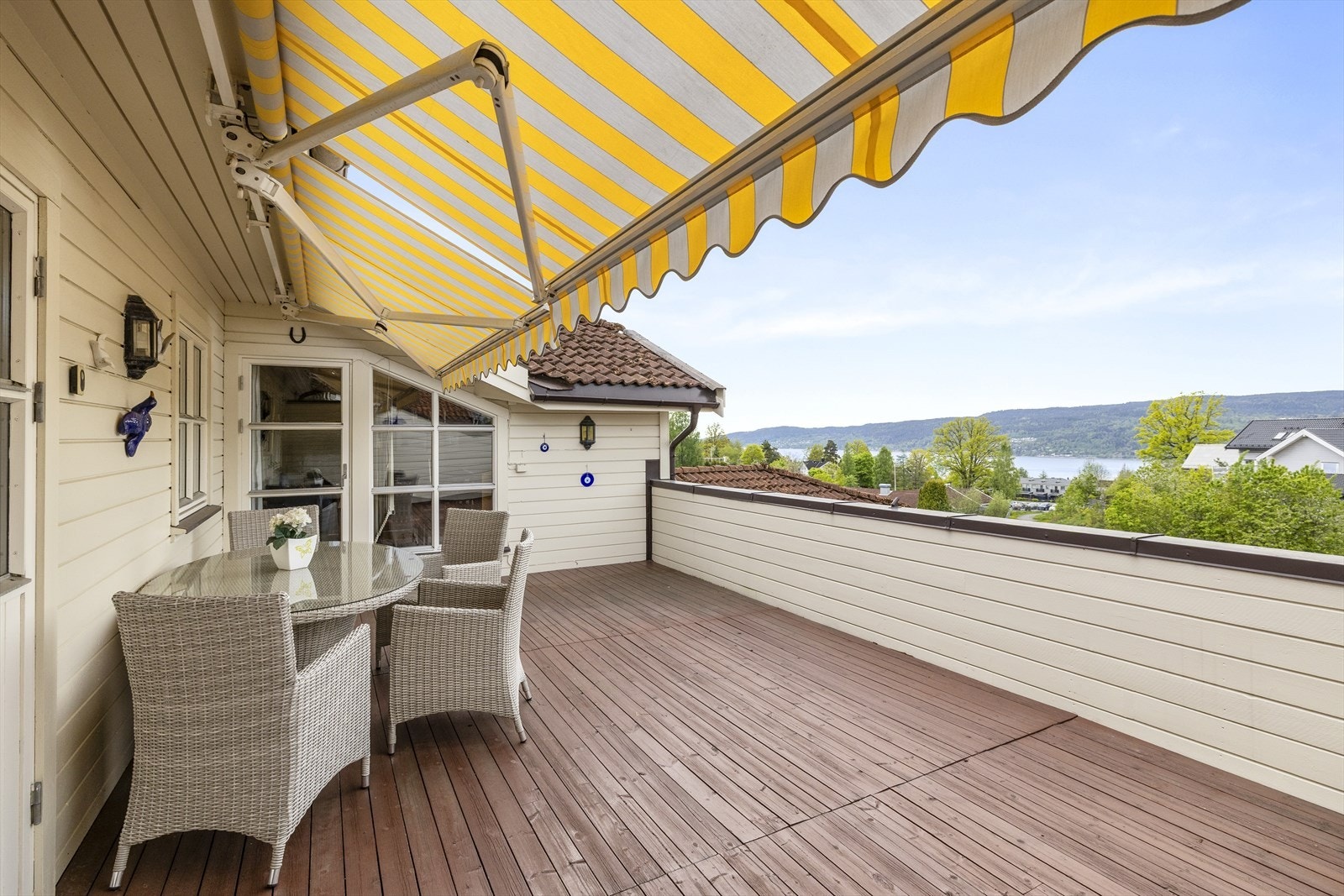 Terrasse med markise og strømuttak Galleribilde
