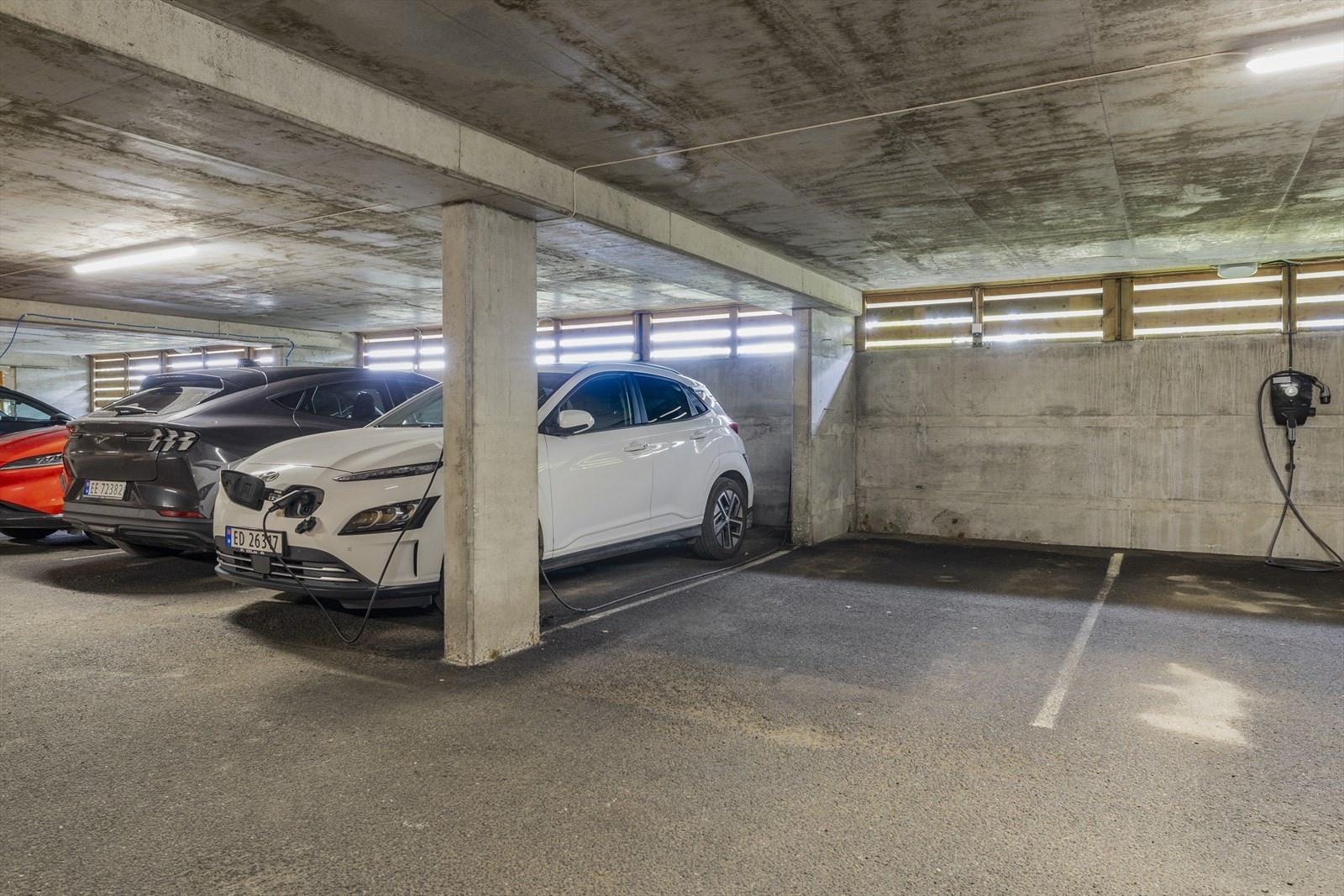 Parkering i felles garasjeanlegg. Mulighet for etablering av elbillader. Bod vis á vis parkeringsplassen. Galleribilde