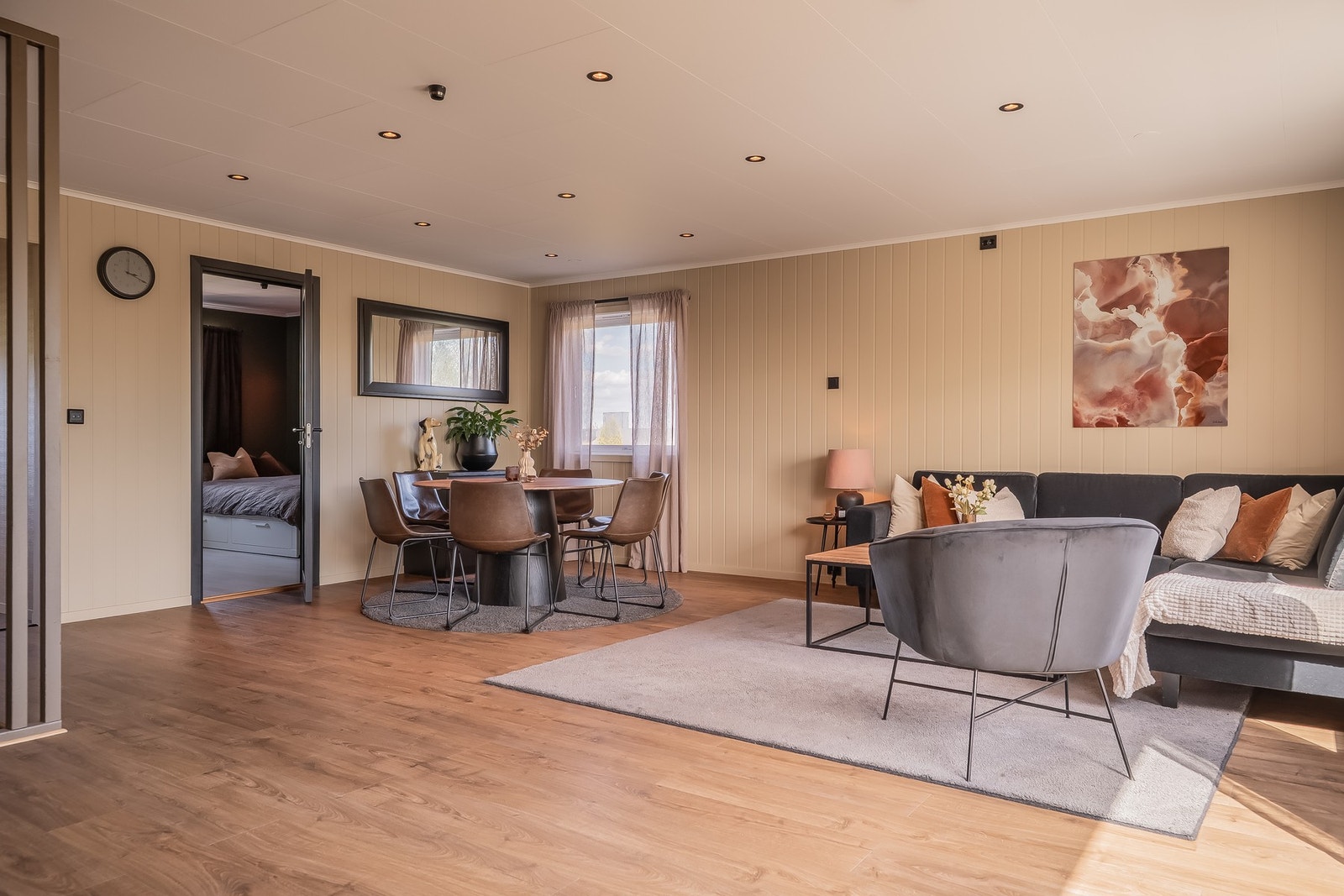 God plass til flere sittegrupper i stuen. Downlights i tak. Galleribilde
