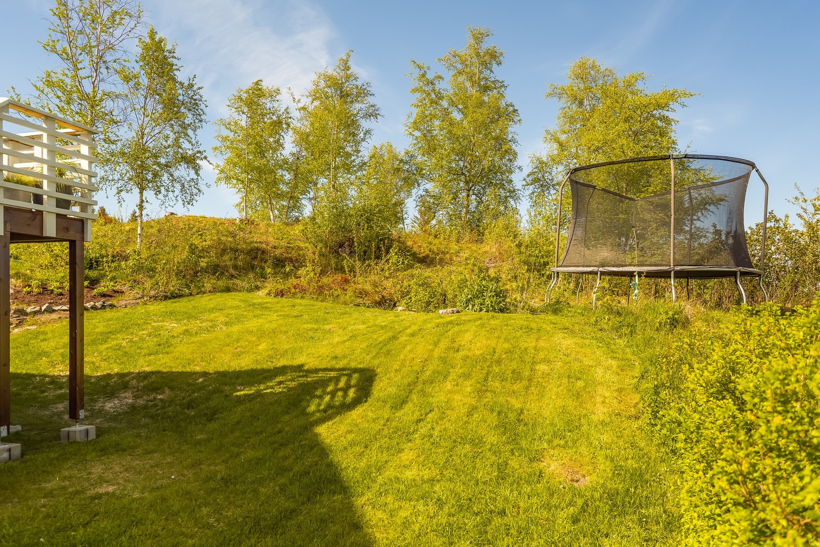 Herlig og stor hage på baksiden i idylliske omgivelser. Galleribilde