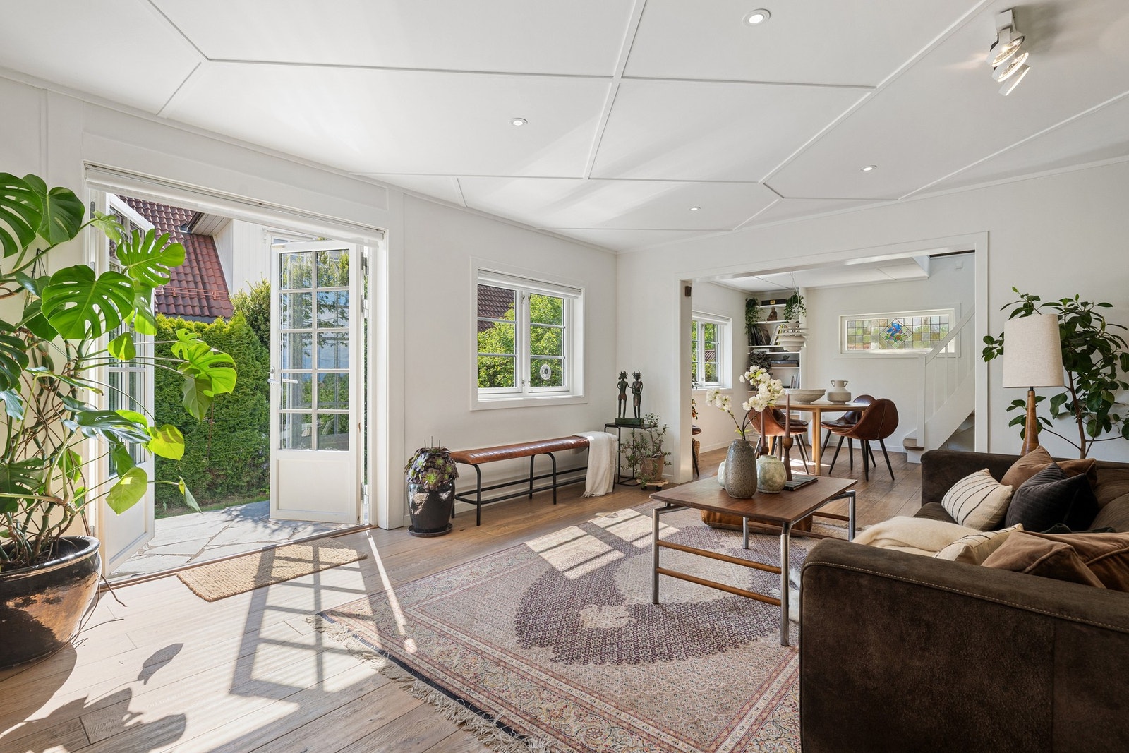 Huset bader i sollys via de mange vinduene Galleribilde