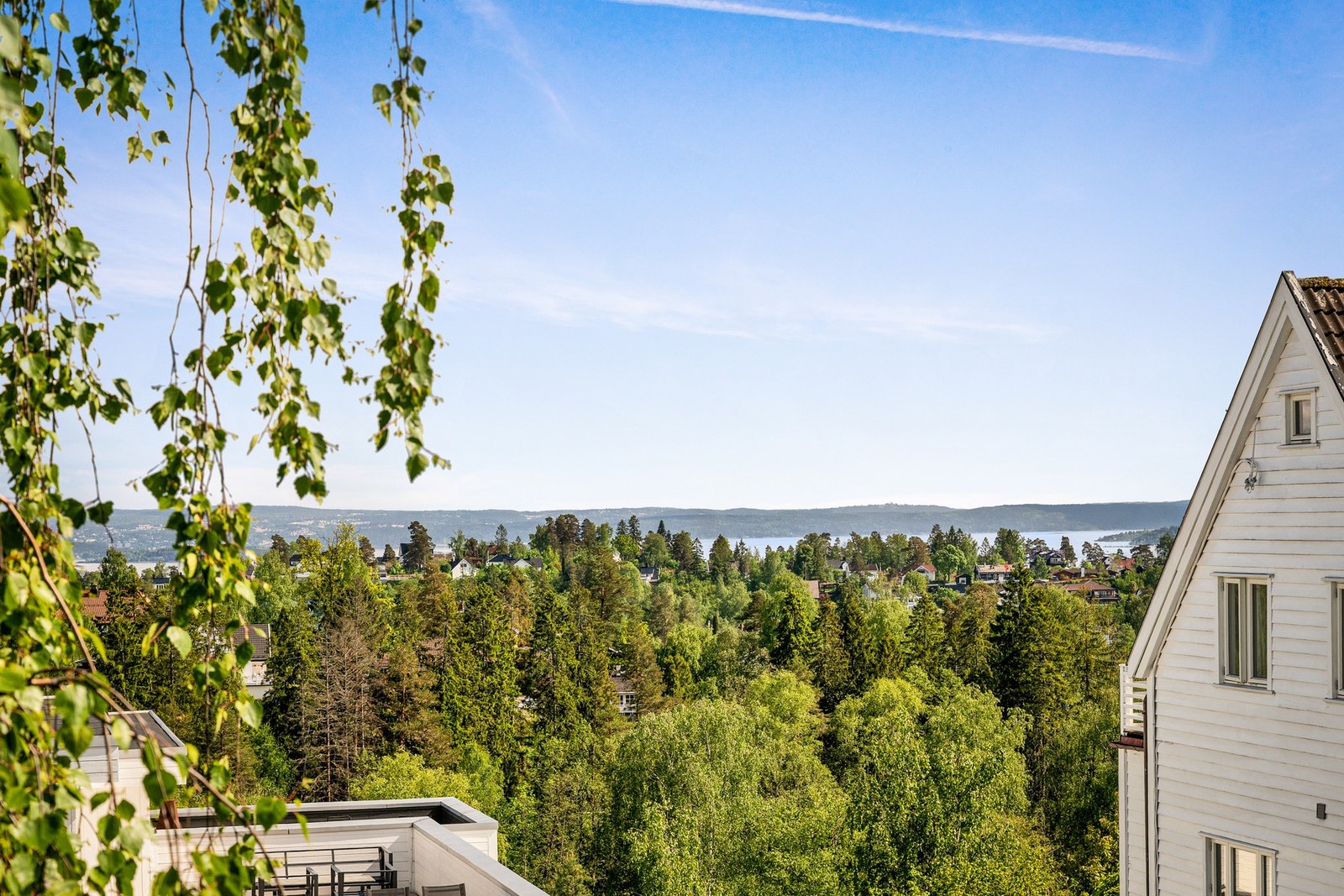 Fjorden sees også fra tomten dog best fra loftstuen Galleribilde
