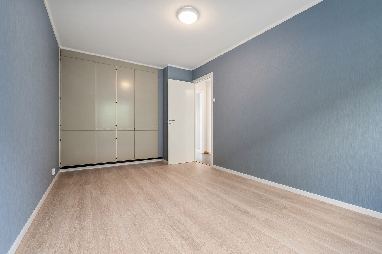 Hovedsoverommet har garderobeskap Galleribilde