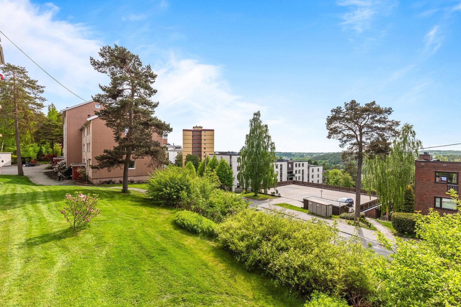 Fint utsyn fra balkongen. Den lille asfaltveien ned til hovedveien (Skøyenåsveien) har varmekabler. Galleribilde