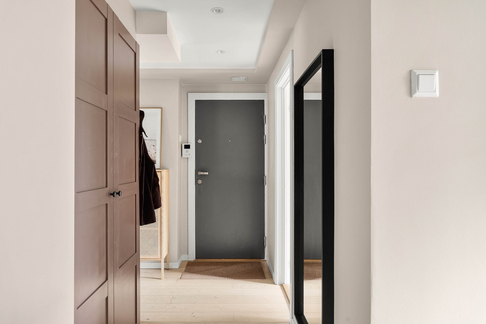 Velkommen inn! Leilighetens entré er lys og innbydende og gir et godt førsteinntrykk av boligen. Galleribilde