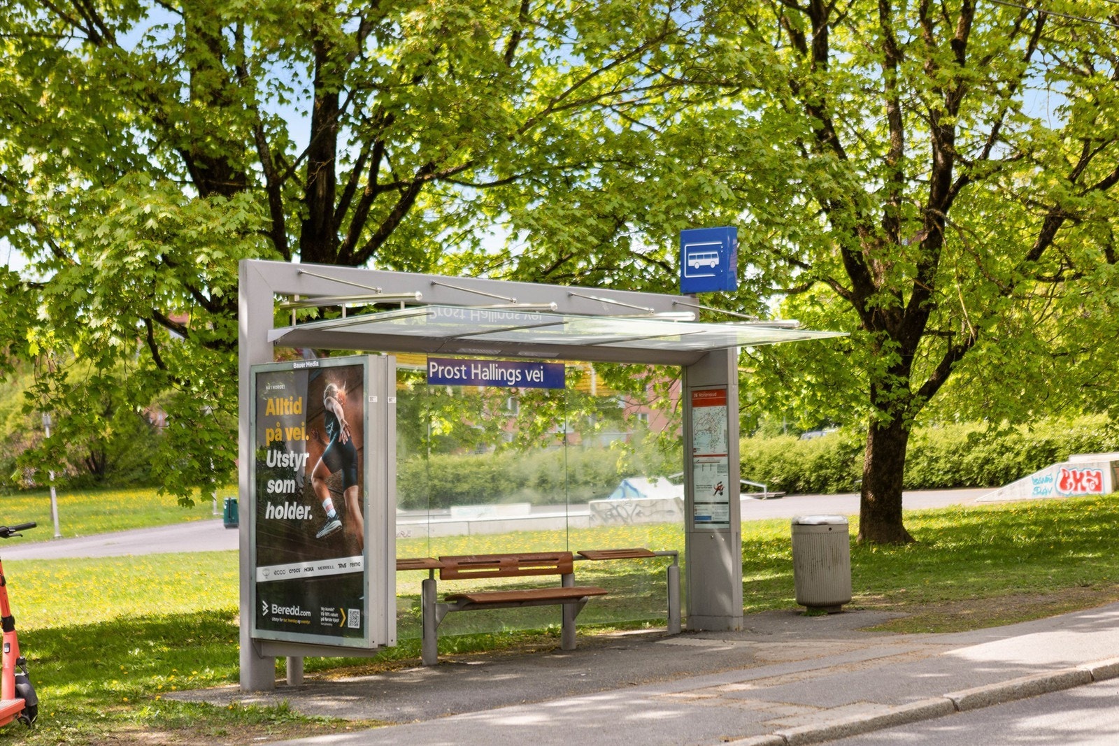 Nærmeste busstopp ligger ca. 300 meter fra leiligheten. Galleribilde