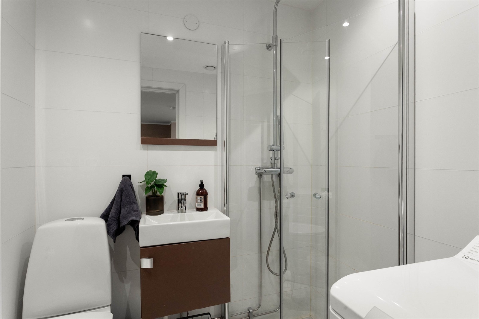 Badet er flislagt på gulv og vegger med elektrisk varme i gulvet. Galleribilde