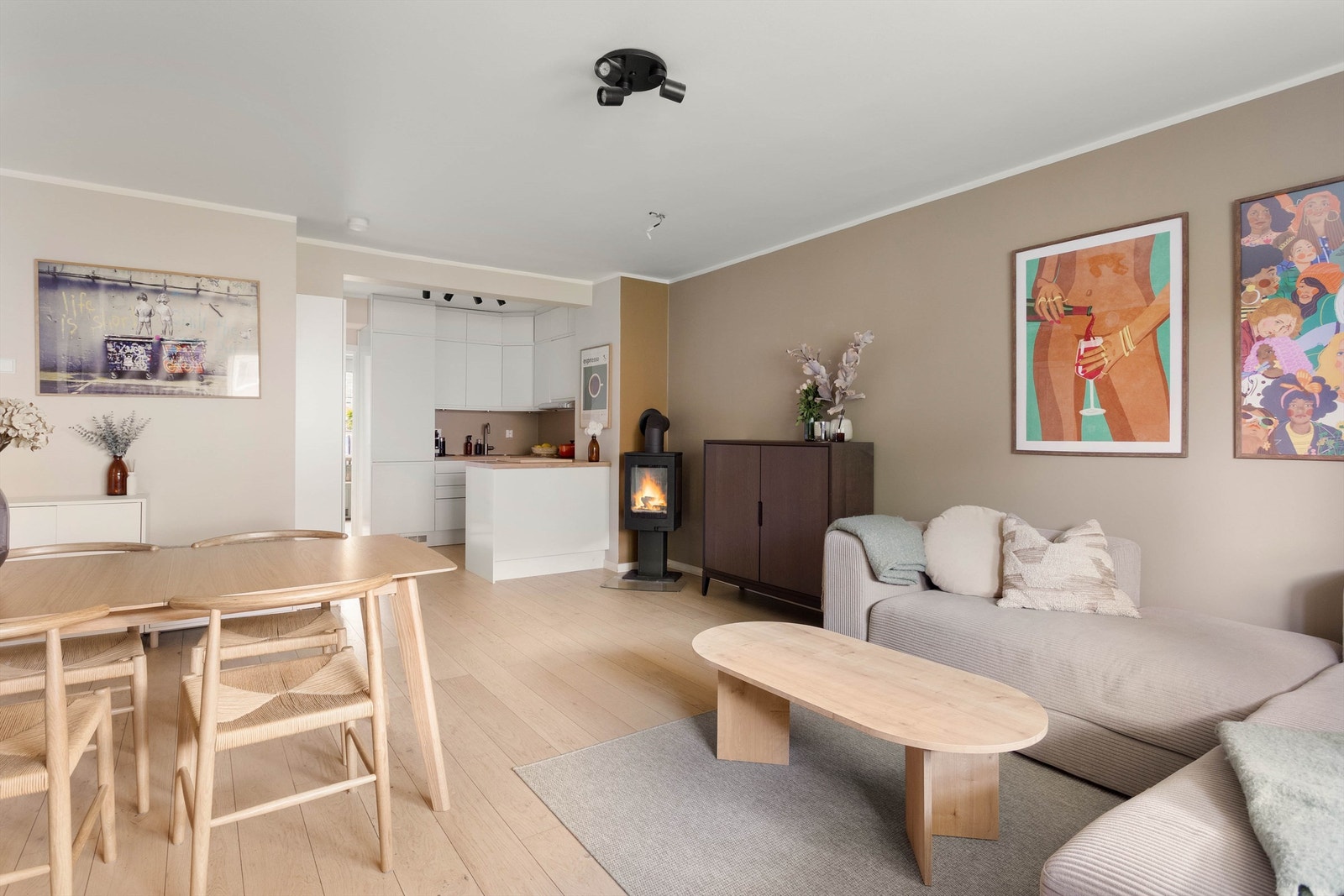 Stuen ligger i en åpen løsning mot kjøkkenet, med en naturlig plass til å innrede med spisebord. Galleribilde