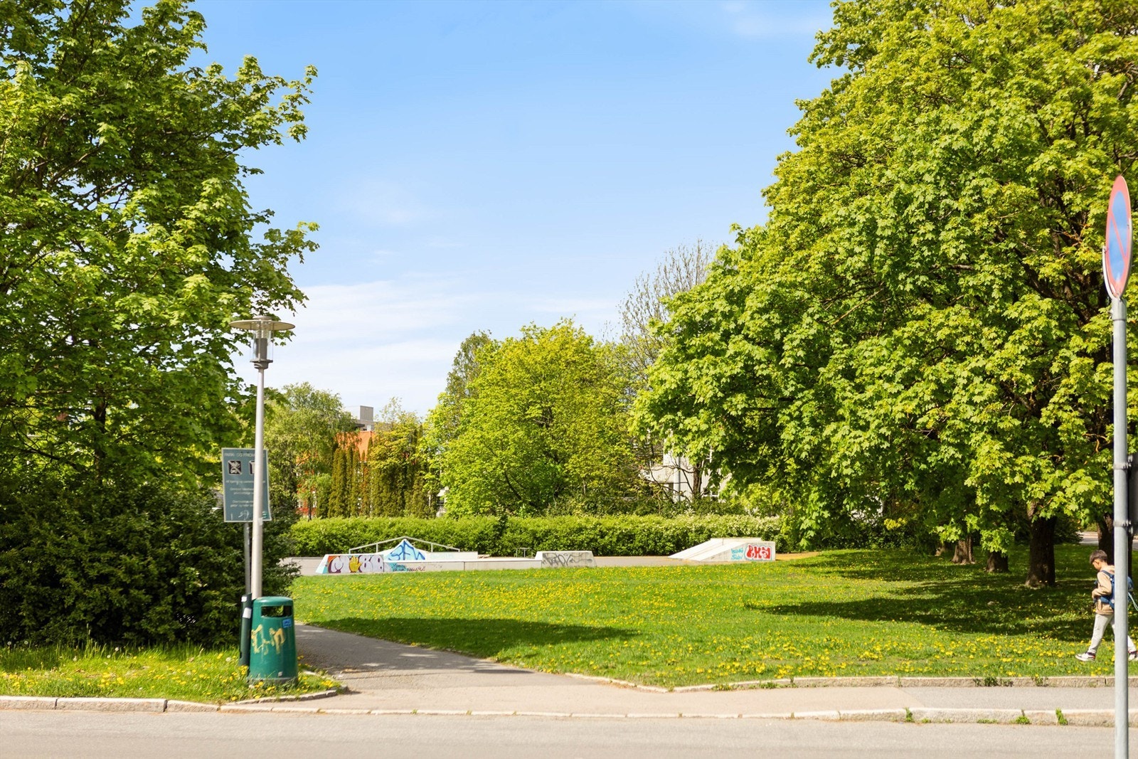 Like utenfor boligen finner du et hyggelig grøntområde med treningsapparat og skatepark. Galleribilde