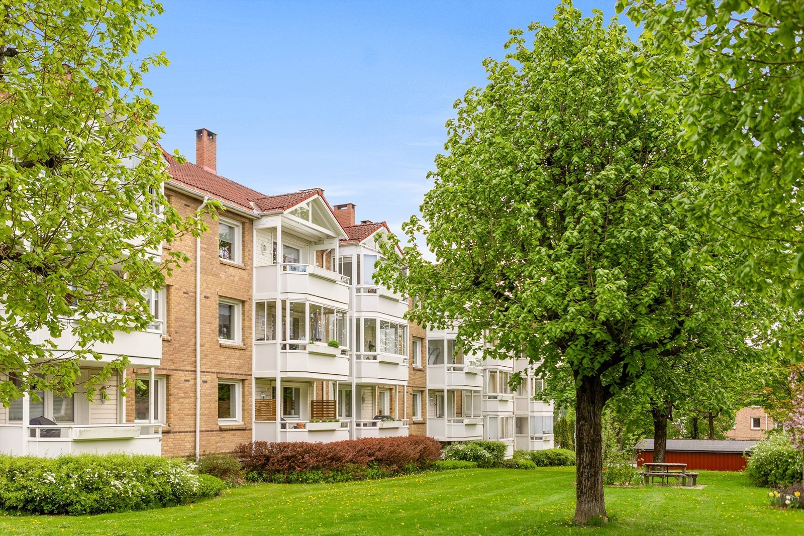 Boligblokken er omkranset av flotte uteområder og grønne parkdrag. Galleribilde