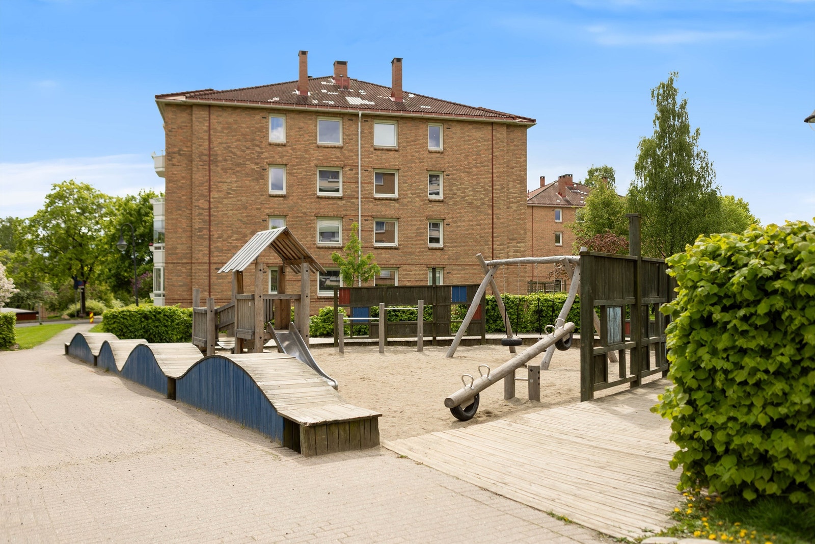 Boligen ligger i et barnevennlig område med flere lekeplasser og barnehager i nærheten. Bryn skole ligger også et par minutters gange unna. Galleribilde