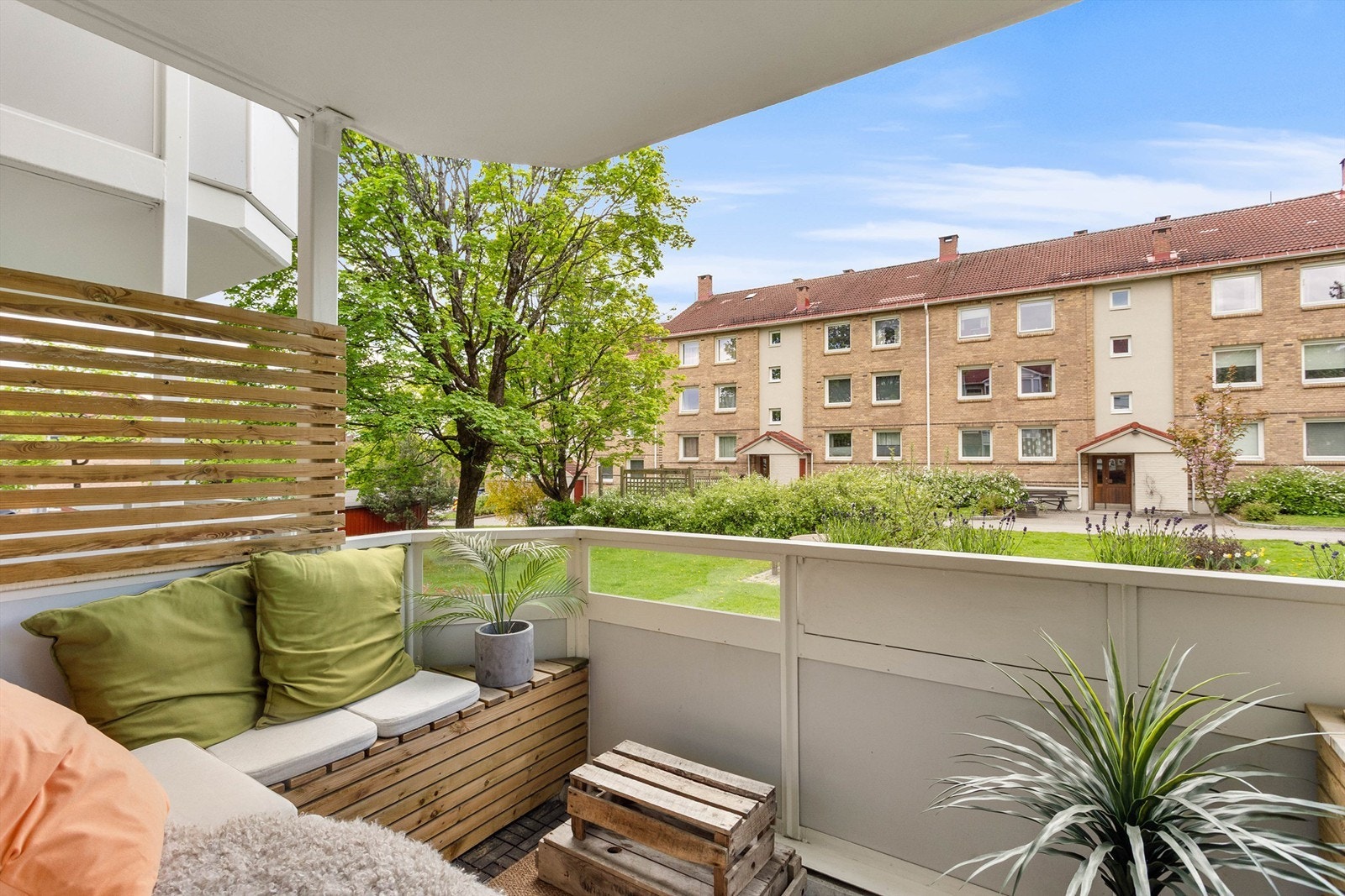Fra stuen kommer du ut til boligens herlige balkong på ca. 7 kvm. Galleribilde
