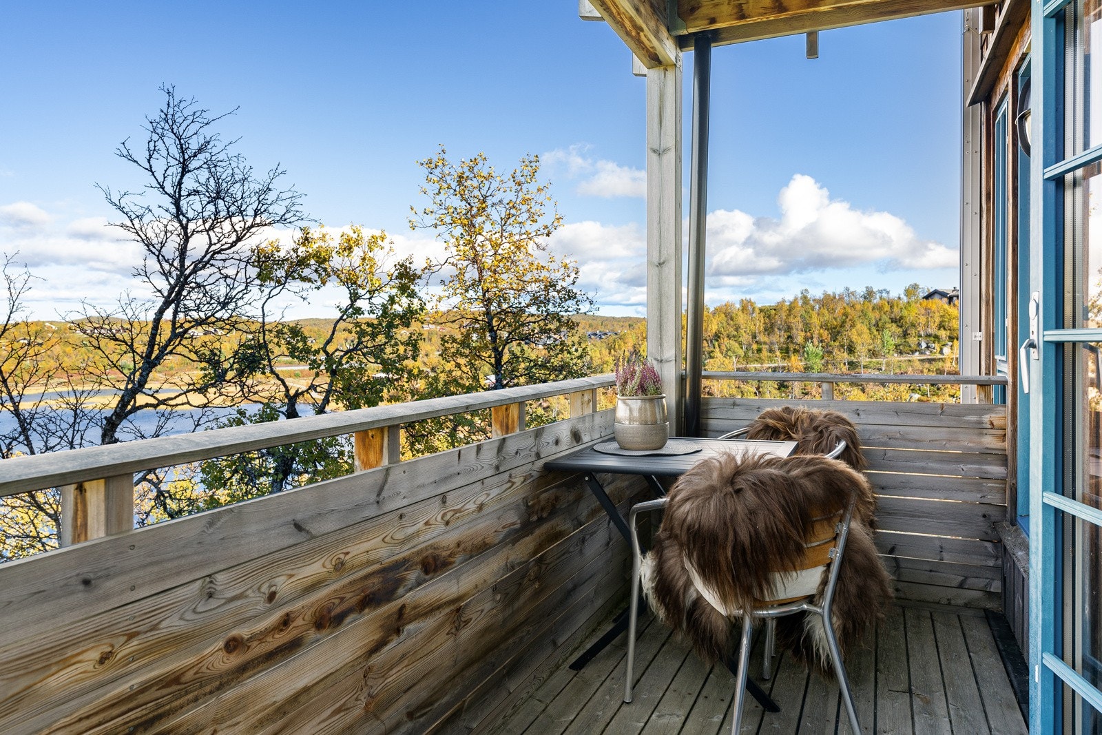 En av hyttens flere balkonger Galleribilde