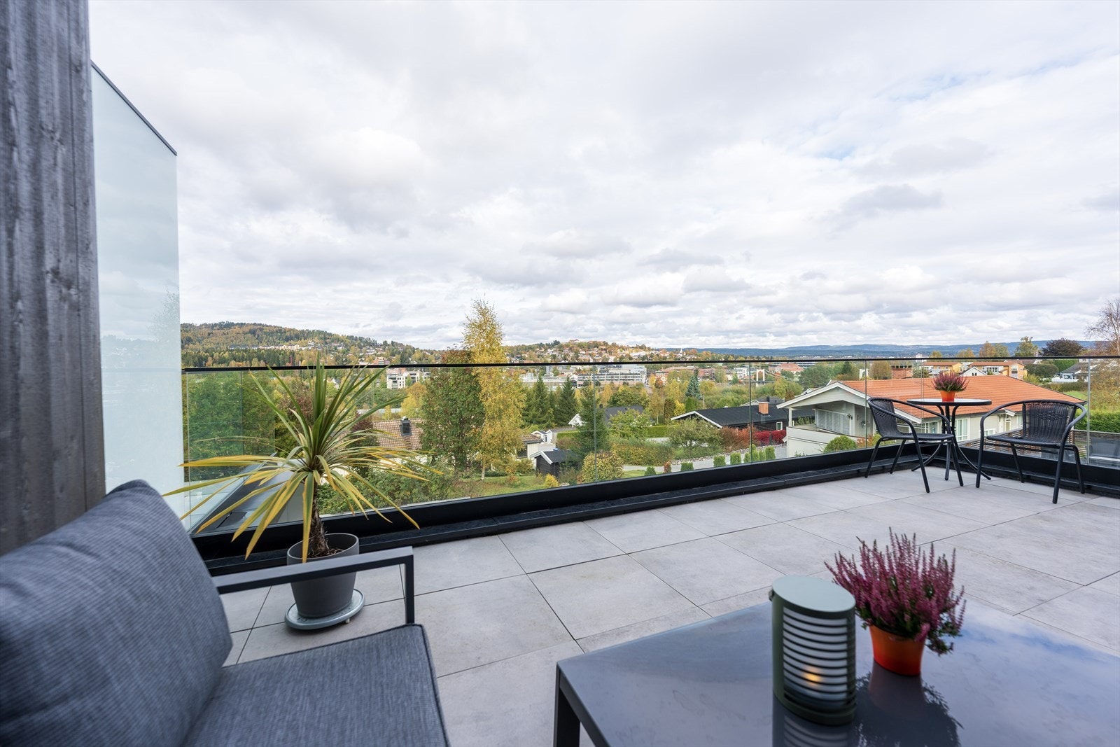 Høye skillevegger mot naboen gir gode og private utearealer. På denne terrassen kommer den siste kveldssolen og den forsvinner fra terrassen rundt kl 22 på sommerstid. Galleribilde