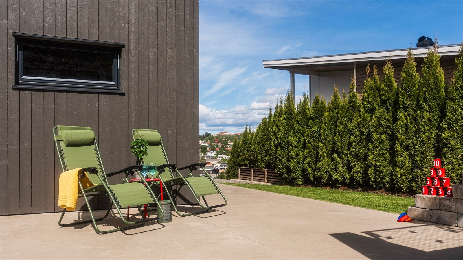 Med gode utearealer på begge sider av huset får du glede av solen hele dagen. Galleribilde