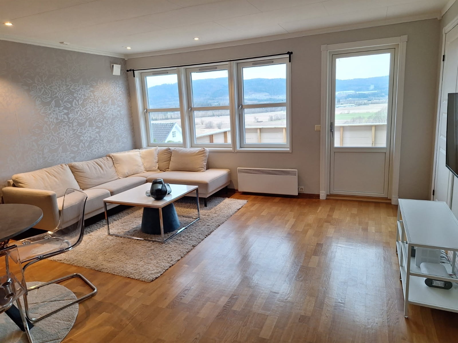 Romslig stue, med plass til sofa gruppe og spisestue Galleribilde