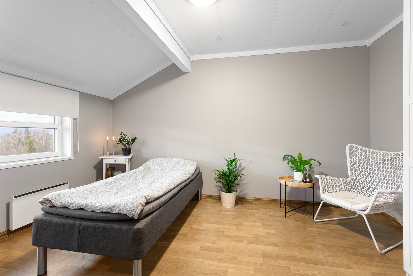 Soverom 2 med god plass for dobbelt seng. Garderobeskap. Galleribilde