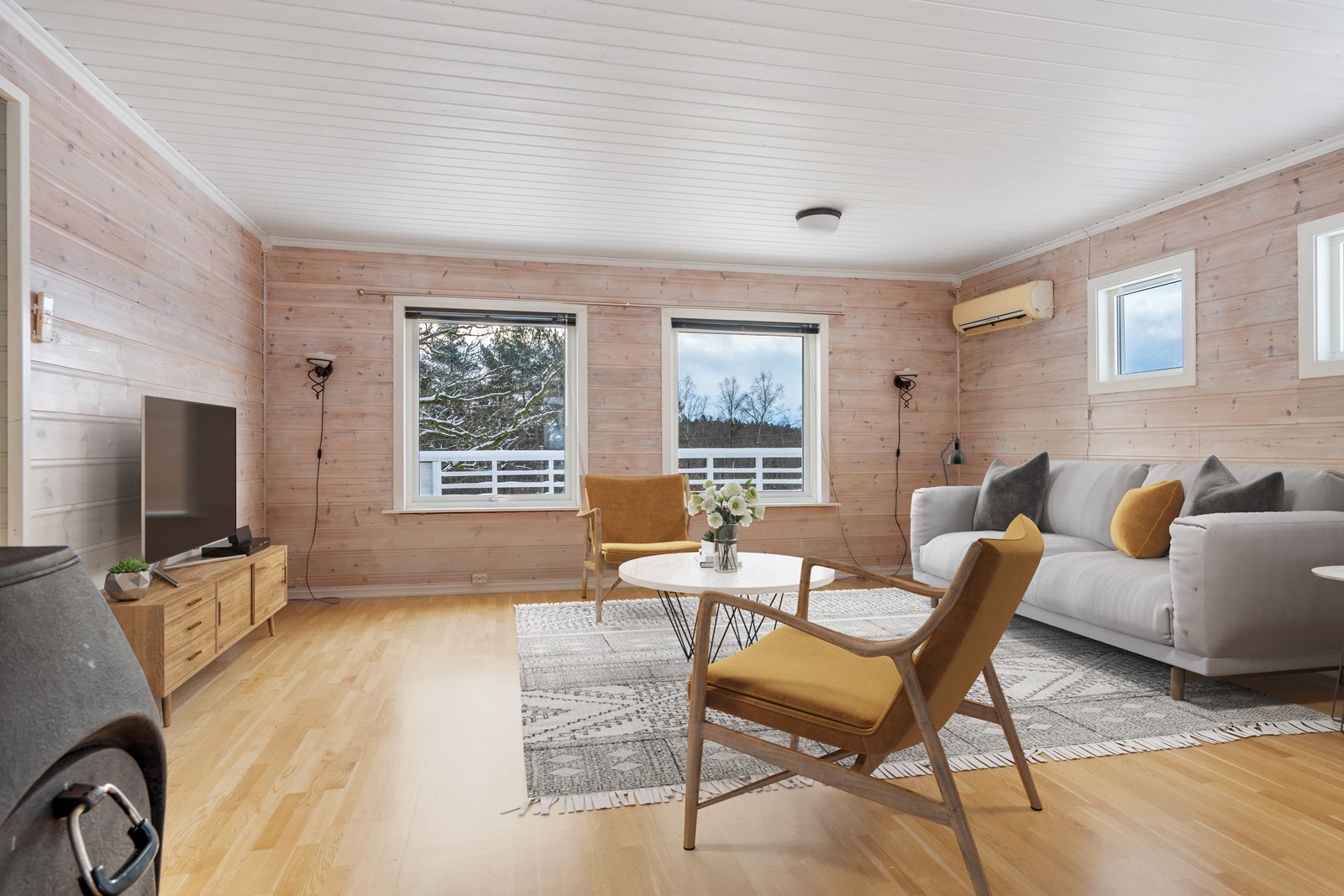 Fritidsboligen har god planløsning med romslig stue, kjøkken, soverom, innredet loft, entré og bad. Galleribilde