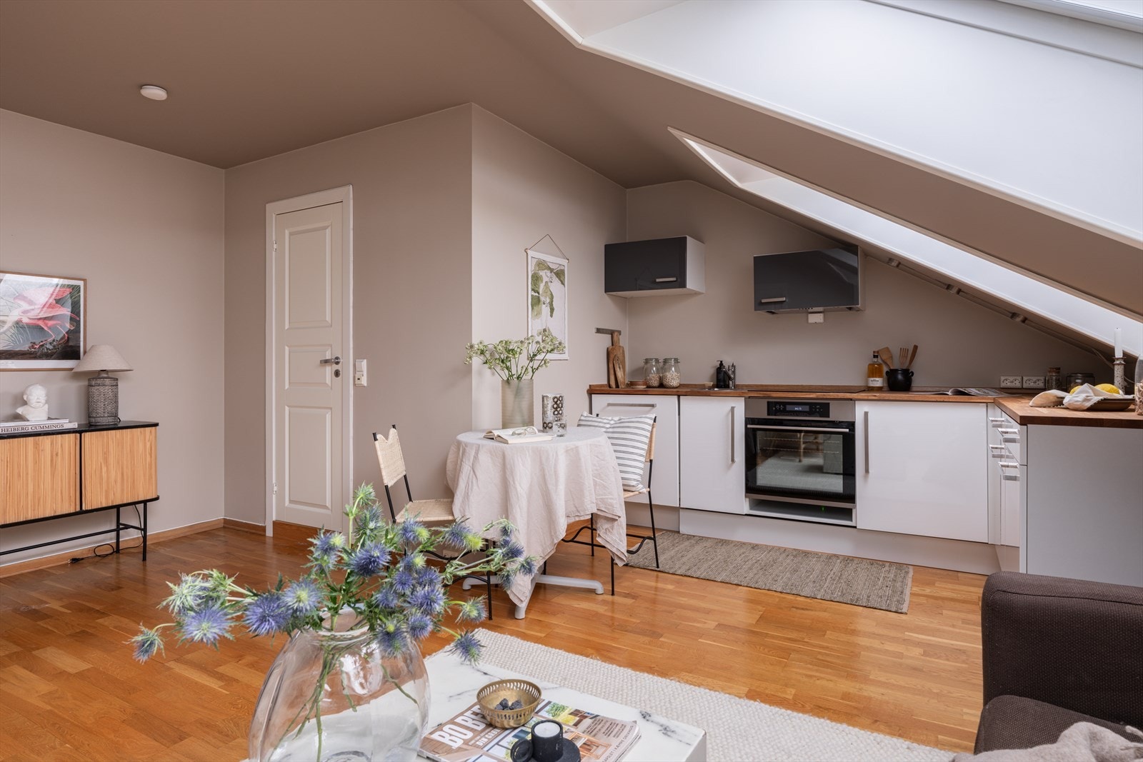 I hybelen er det plass til sofaseksjon og et spisebord. Galleribilde