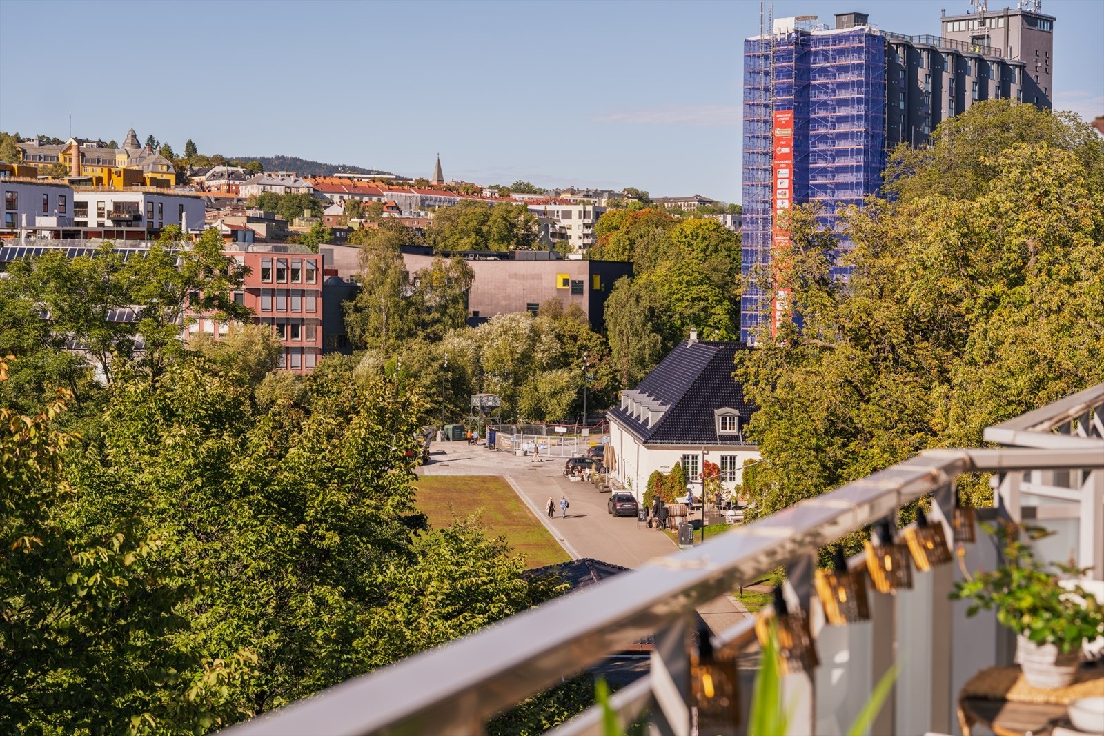 Balkongen vender mot Akerselva, med hyggelig utsyn mot blant annet Vulkan og Nedre Foss. Galleribilde