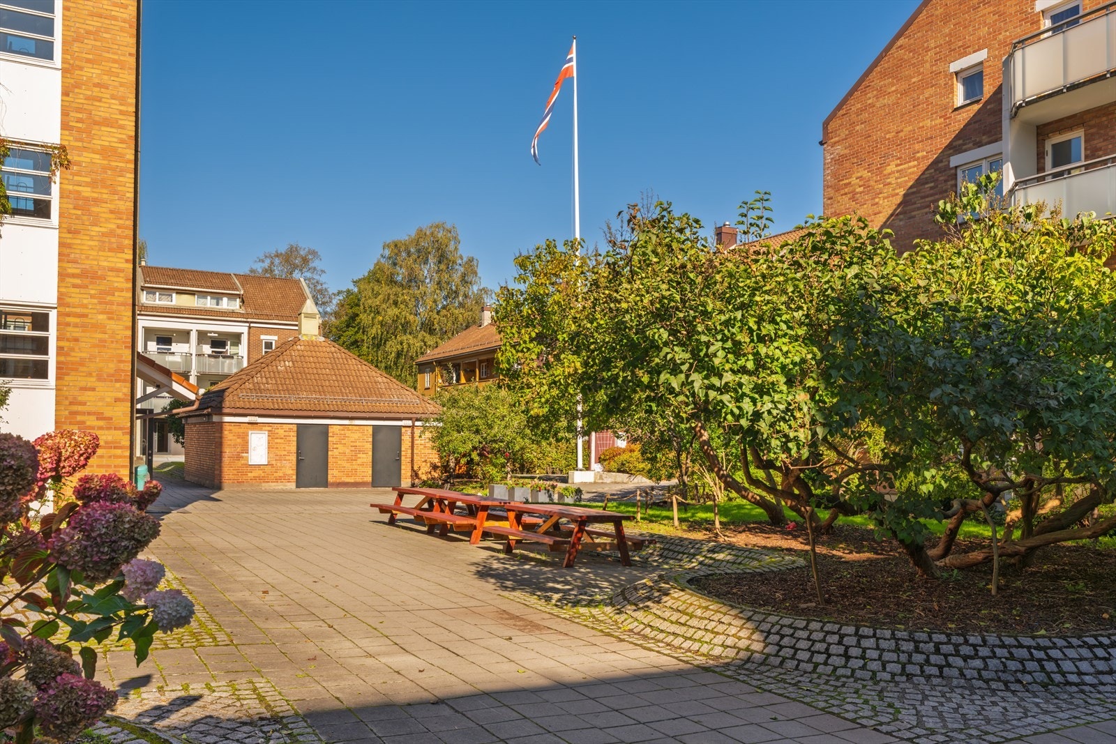 Hyggelig og skjermet bakgård med mange sittegrupper til glede for borettslagets beboere Galleribilde