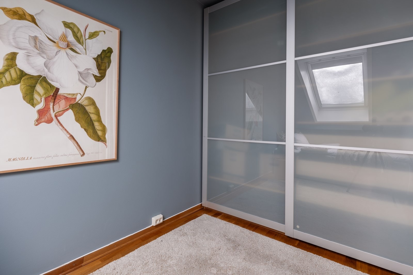 Her følger det også en stor skyvedørsgarderobe som gir godt med oppbevaringsplass. Galleribilde