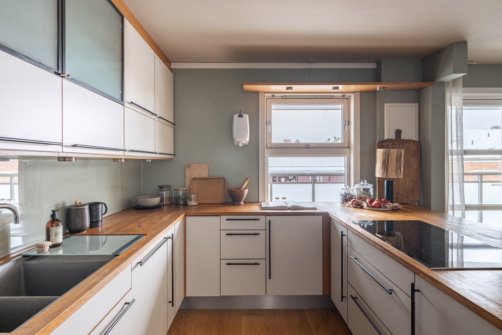 Store vinduer byr på rikelig med naturlig lysinnslipp. Fra kjøkkenet er det også enkel adkomt ut til svalgang hvor morgensolen kan nytes, høyt og fint i vakre omgivelser. Galleribilde