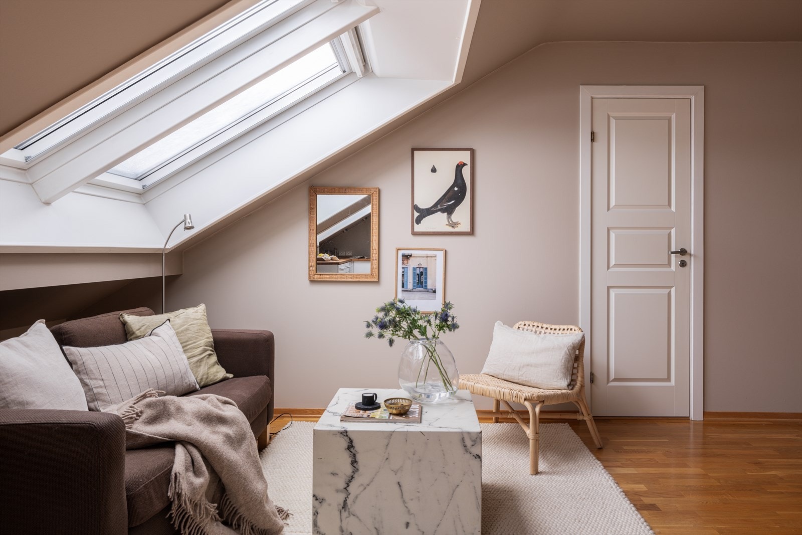 Stua har god plass til sofaseksjon med tilhørende møblement og ligger i åpen løsning mot kjøkkenet, noe som skaper et sosialt og luftig oppholdsrom. Galleribilde