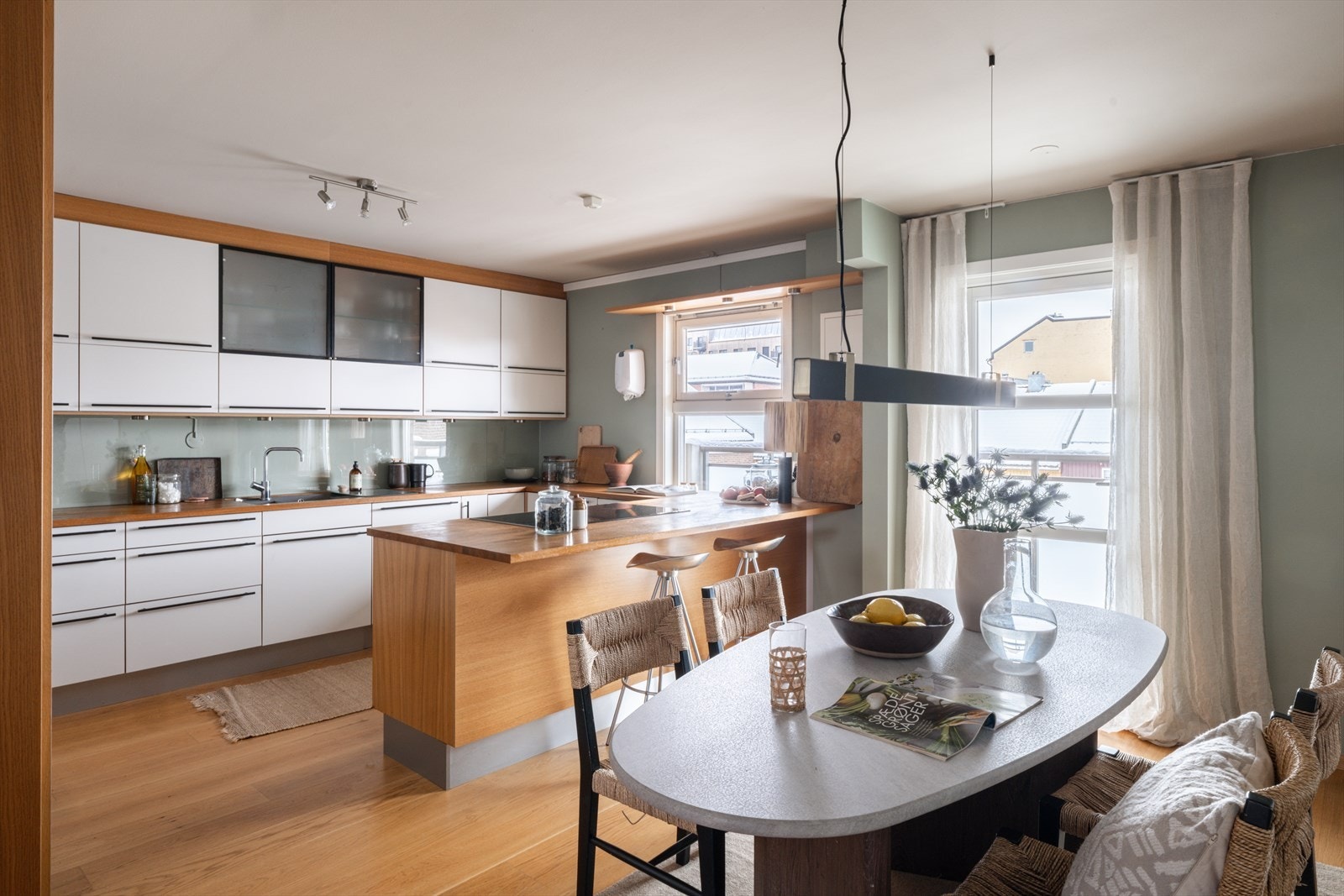 Kjøkkenet ligger delvis separat fra stua og fremstår som svært romslig, med god plass til et større spisebord som inviterer til hyggelige måltider og sammenkomster. Galleribilde
