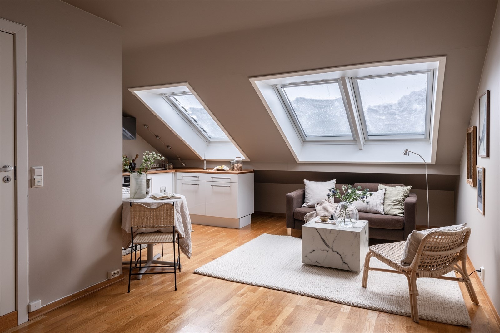 Etasjen har adkomst til en velfungerende hybeldel med stue, kjøkkenkrok, eget soverom og baderom. Hyggelig stue med tre takvinduer som slipper inn rikelig med naturlig lys. Galleribilde
