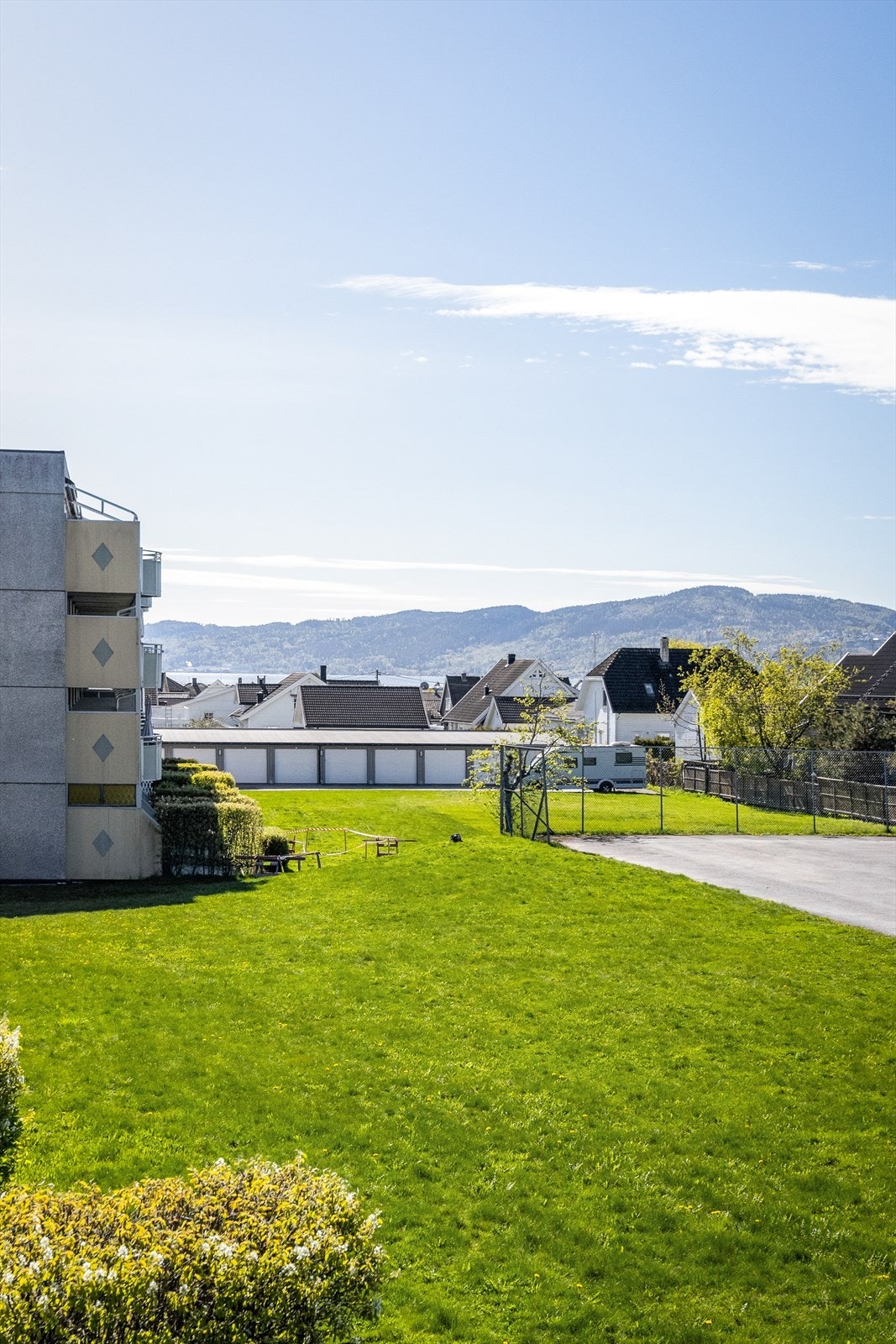 Fra balkongen er det utsikt over borettslagets velholdte og grønne fellesarealer. Galleribilde