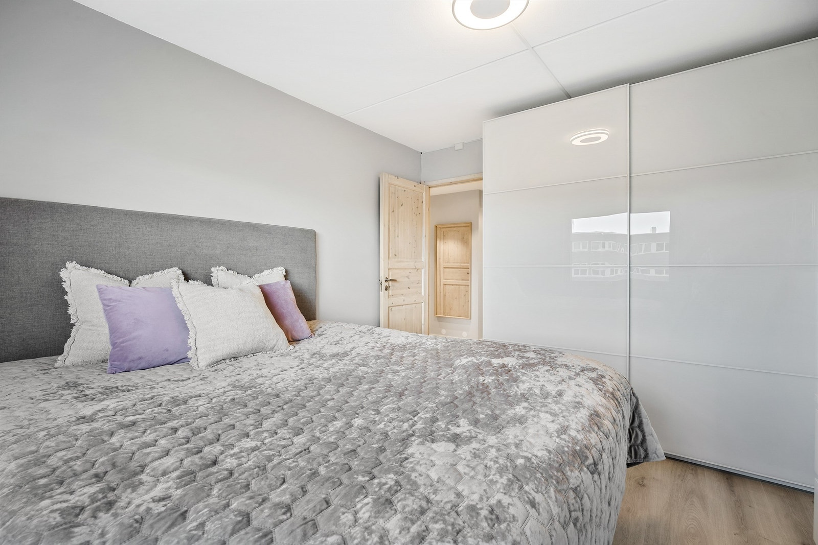 Gjennomgående materialvalg med laminat på gulv og profilerte innerdører. Garderobe medfølger ikke. Galleribilde