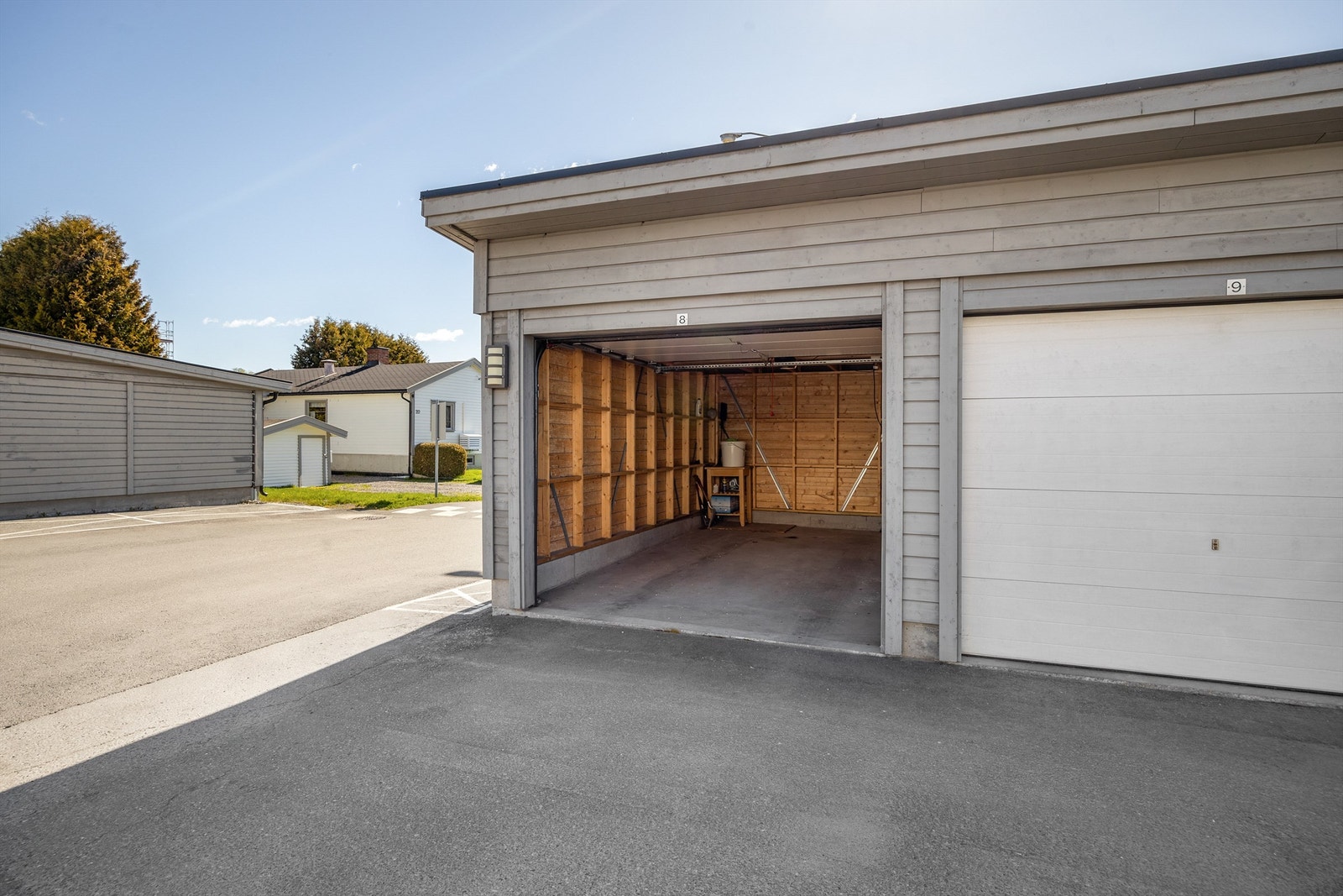 Felles parkeringsområde med noen el-billadere og mulighet for leie av garasje (etter liste). Galleribilde